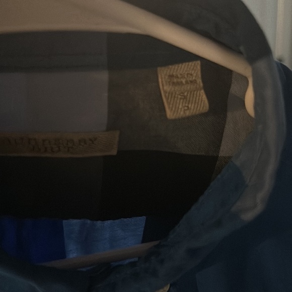 Like new Burberry shirt awesome shirt doesn’t fit nor more - Picture 2 of 5